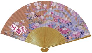 オリジナル扇子が1本から作れる「あつらえ扇子あや」加賀友禅扇子|加賀友禅の着物で使われているデザインを扇子に表現してみました。着物をご使用時だけでなく、洋服でのご使用時も、大変人気のデザイン扇子です。加賀ピンク扇子